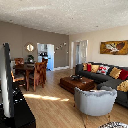 Stay In Yeovil Town Centre, Large 2 Bd Apt With Parking, Sleeps 4 Extérieur photo