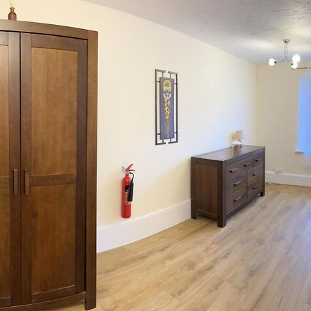 Stay In Yeovil Town Centre, Large 2 Bd Apt With Parking, Sleeps 4 Extérieur photo