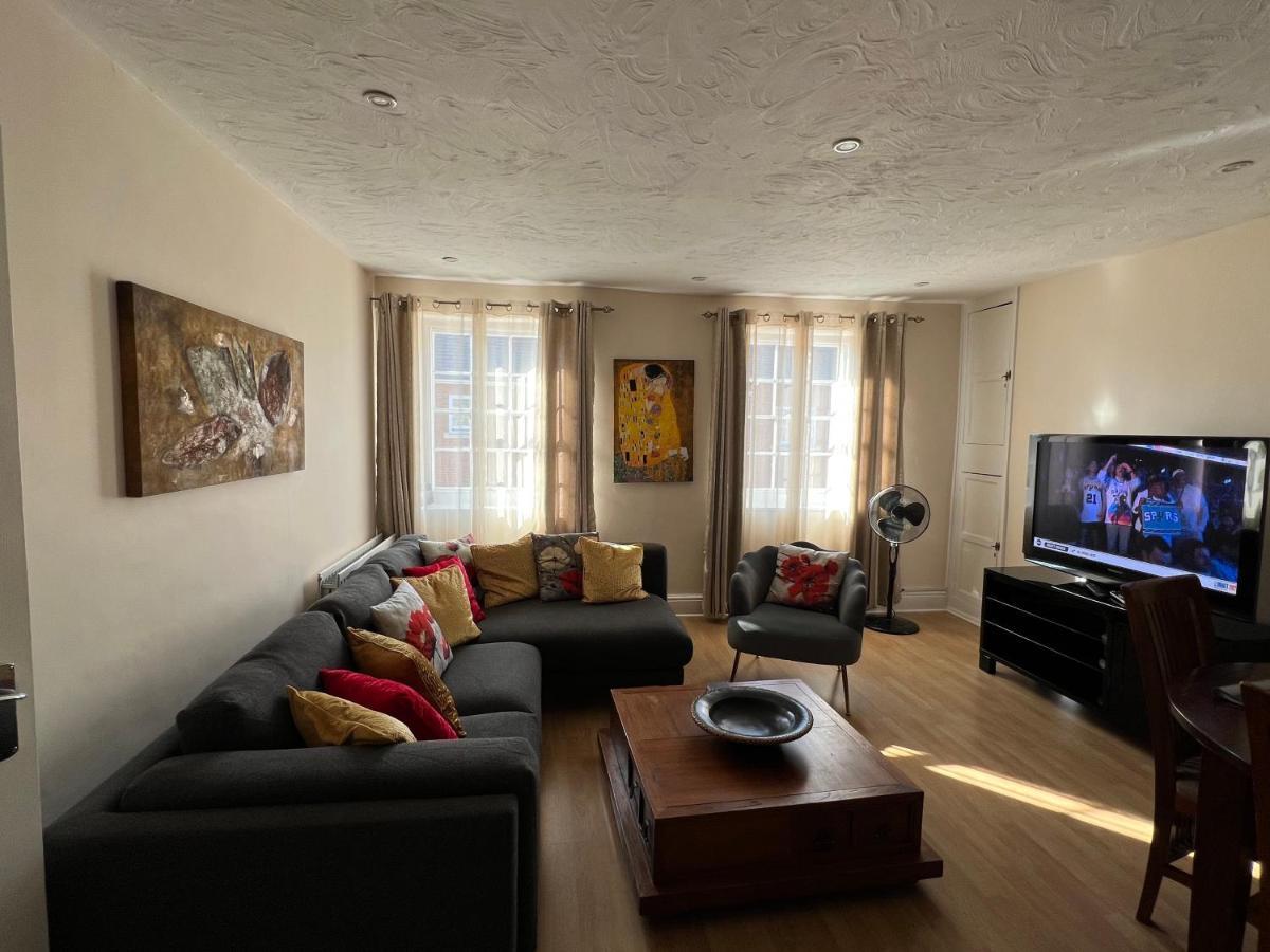 Stay In Yeovil Town Centre, Large 2 Bd Apt With Parking, Sleeps 4 Extérieur photo