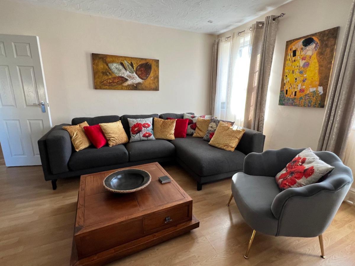 Stay In Yeovil Town Centre, Large 2 Bd Apt With Parking, Sleeps 4 Extérieur photo