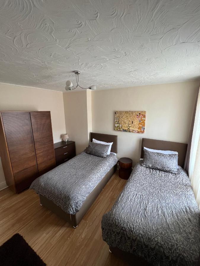 Stay In Yeovil Town Centre, Large 2 Bd Apt With Parking, Sleeps 4 Extérieur photo
