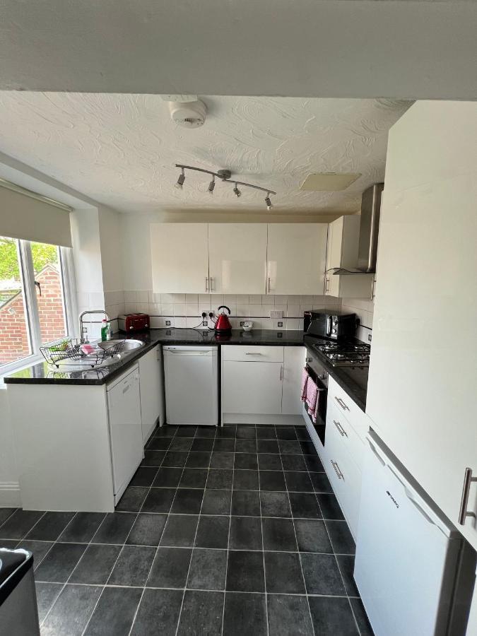 Stay In Yeovil Town Centre, Large 2 Bd Apt With Parking, Sleeps 4 Extérieur photo