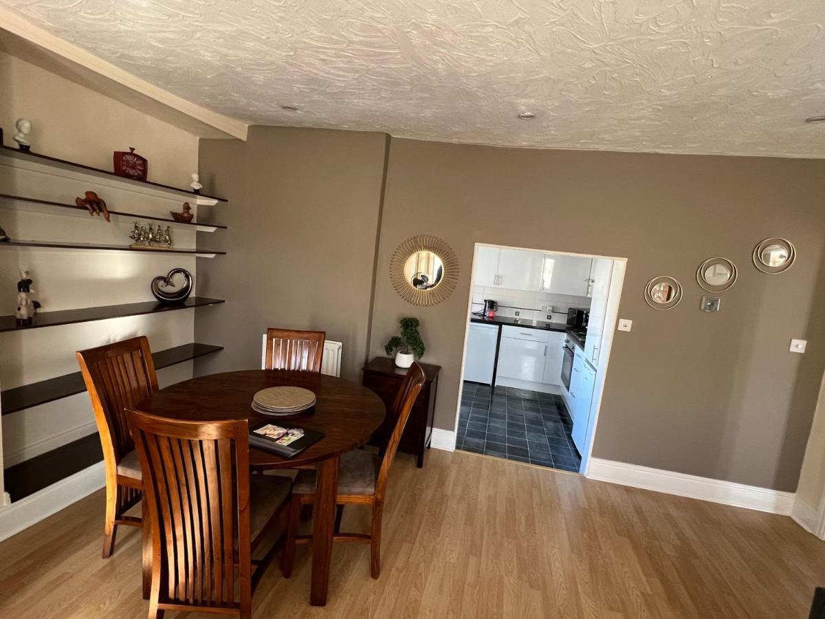 Stay In Yeovil Town Centre, Large 2 Bd Apt With Parking, Sleeps 4 Extérieur photo