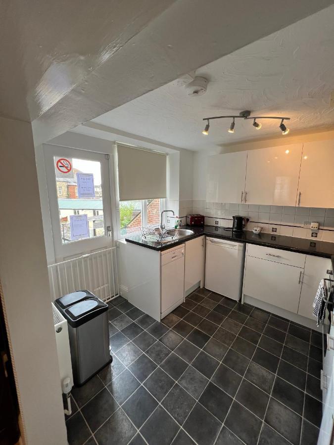 Stay In Yeovil Town Centre, Large 2 Bd Apt With Parking, Sleeps 4 Extérieur photo