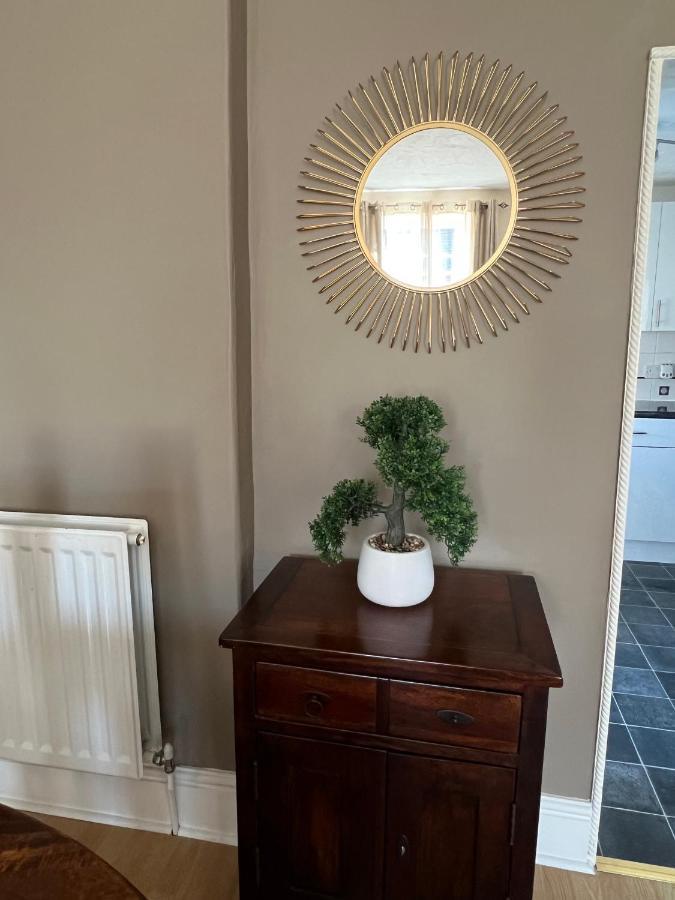 Stay In Yeovil Town Centre, Large 2 Bd Apt With Parking, Sleeps 4 Extérieur photo