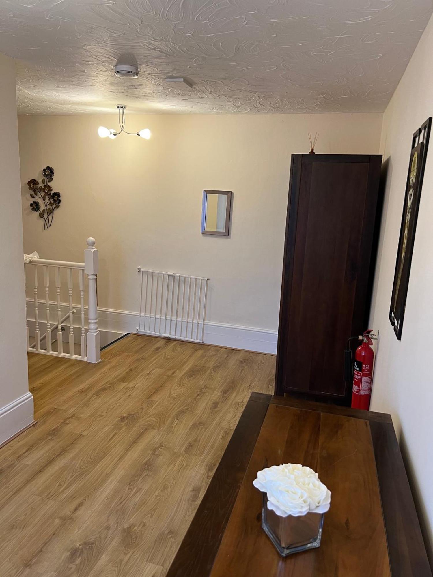 Stay In Yeovil Town Centre, Large 2 Bd Apt With Parking, Sleeps 4 Extérieur photo