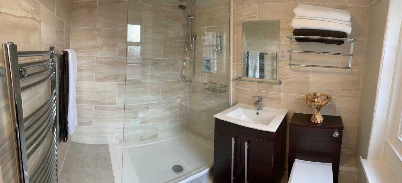 Stay In Yeovil Town Centre, Large 2 Bd Apt With Parking, Sleeps 4 Extérieur photo