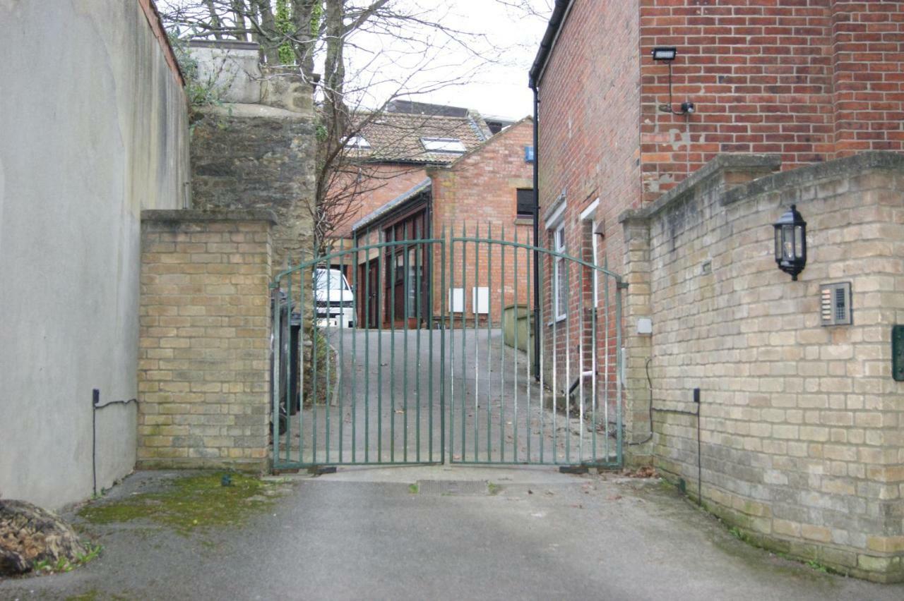 Stay In Yeovil Town Centre, Large 2 Bd Apt With Parking, Sleeps 4 Extérieur photo